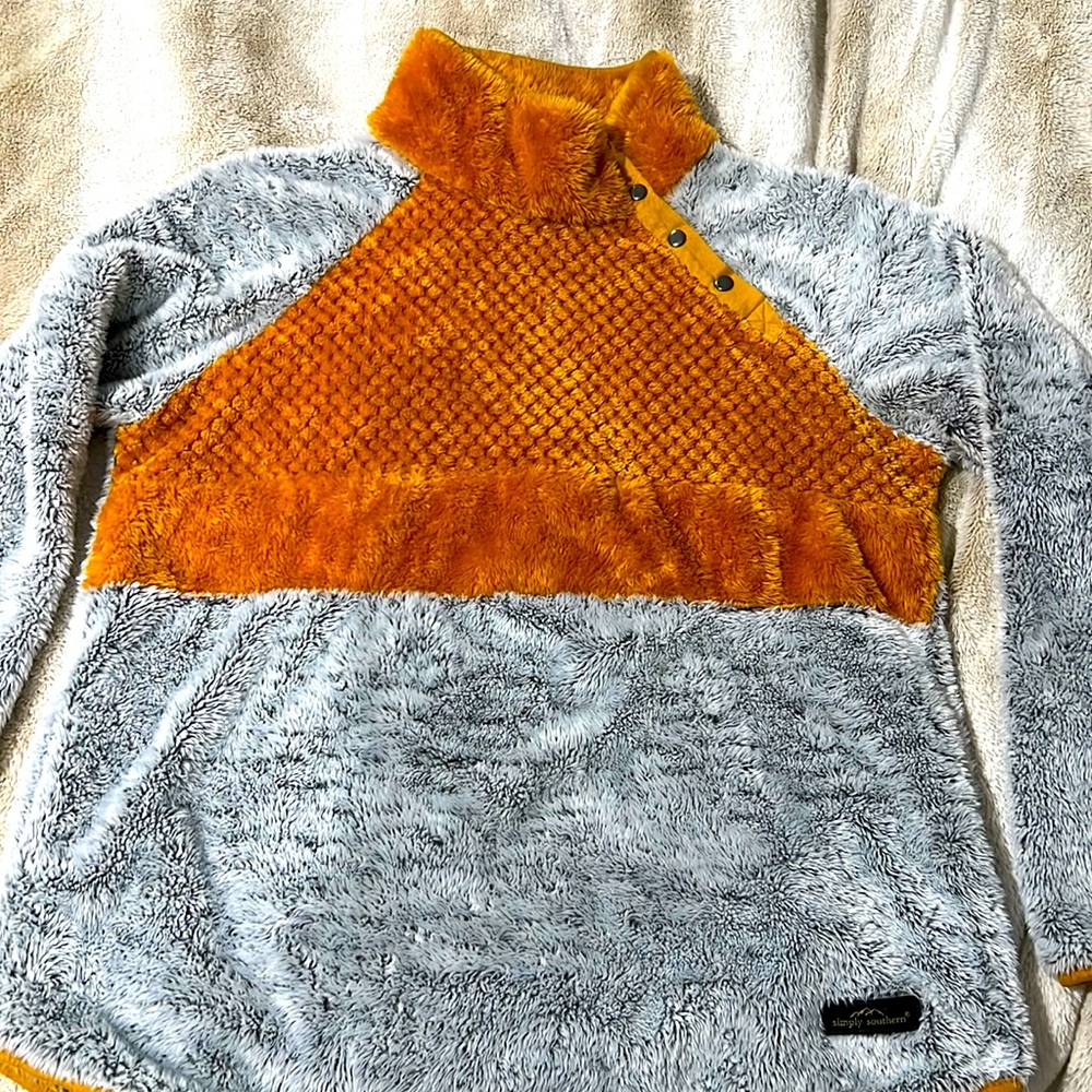 Simply Southern sz L pull over fleece.